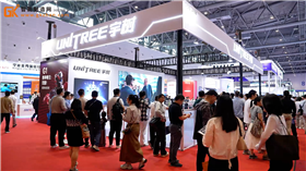 直击展会现场！宇树科技多款人形机器人产品亮相杭州人形机器人展